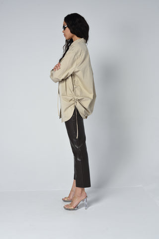 Oversized button-up shirt made out of thick yet buttery cotton. This piece has a genderless design and it is adjustable through two side strings going through a tunnel all around the garment, giving an edge to this boyfriend style shirt. Produced ethically in Europe. HEUTE is a slow fashion brand that works with the intent of doing fashion for good.